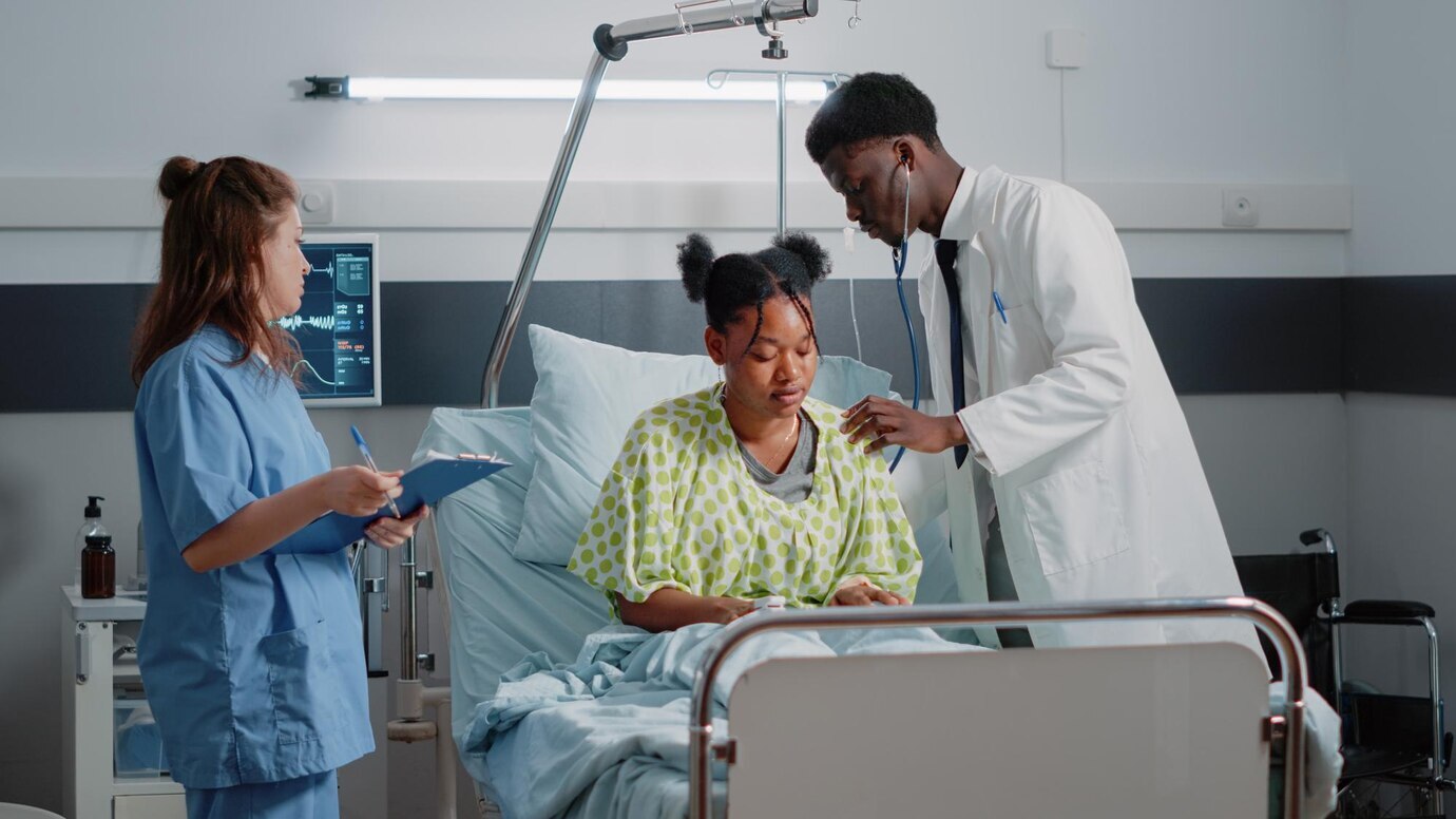 Médecin africain examinant un patient avec un stéthoscope