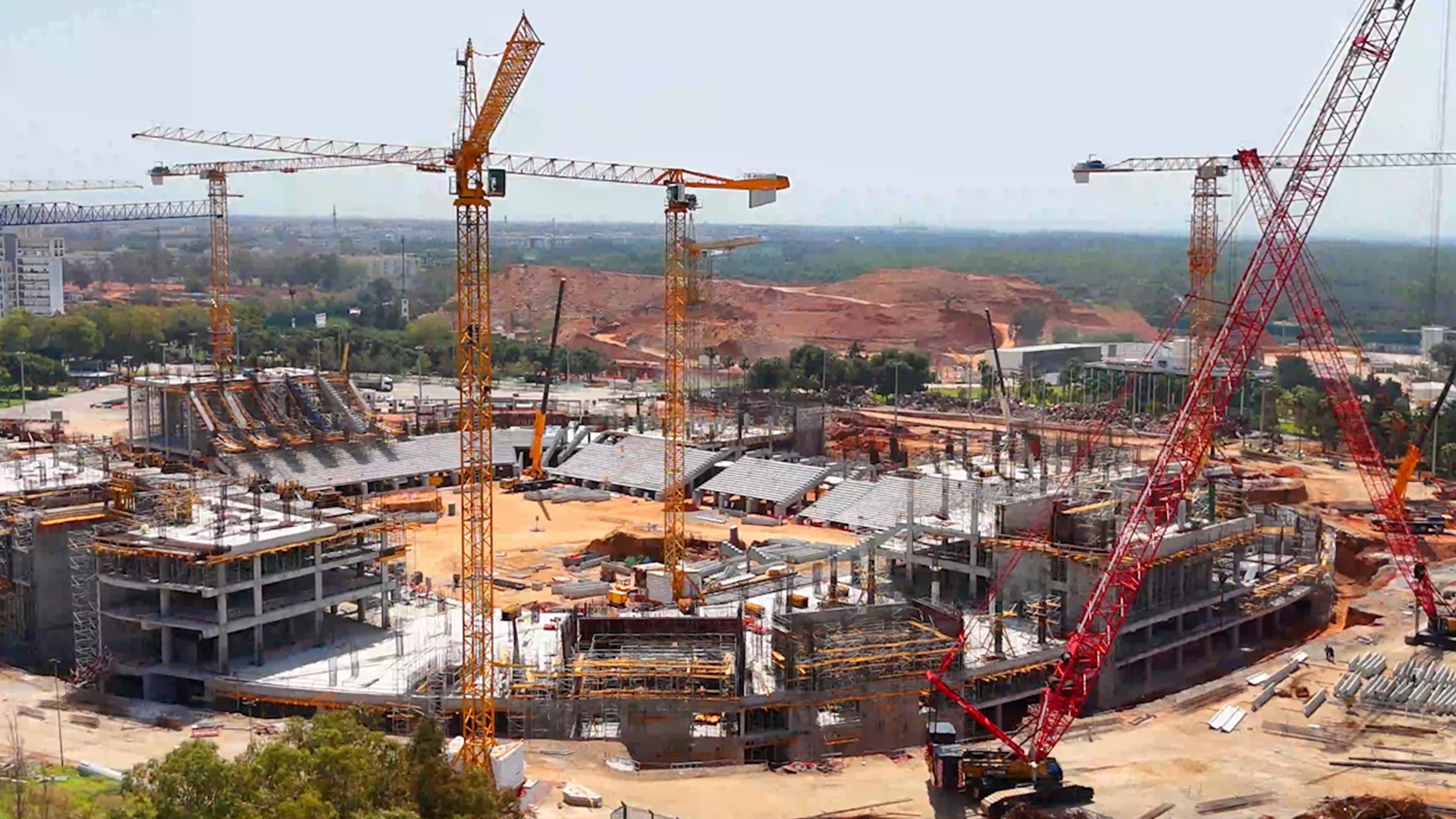 Vue aérienne d'une artère urbaine africaine en cours d'aménagement